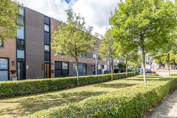 Foto - Verkocht onder voorbehoud: Instapklare ruime tussenwoning uit 1997 met 3 slaapkamers, moderne badkamer, tuin en garage in Heerlen